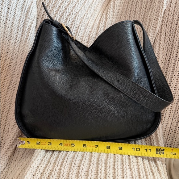 SALE!Elegant Tote Le Monde London Black Pebbled Leather Expandable Shoulder Bag - Picture 4 of 11